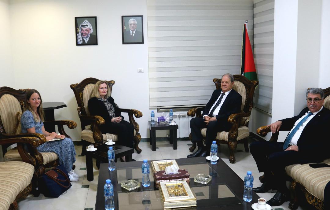 فتوح لدى لقاء القنصل البريطاني